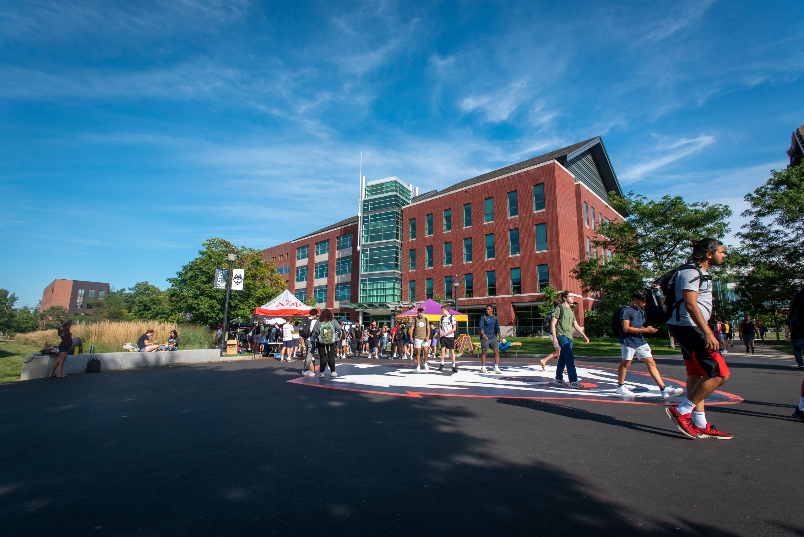 Students gathered along Fairfield Way on Aug. 31, 2021. (Sean Flynn/UConn Photo)